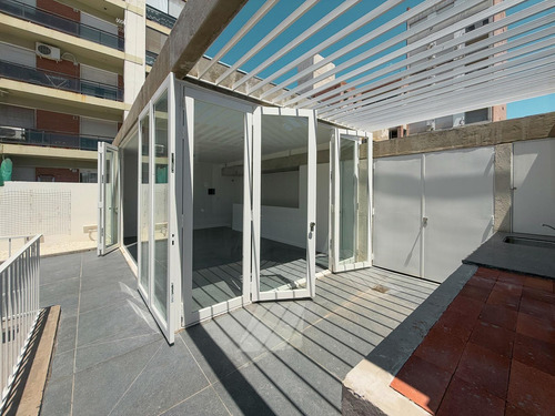 Casa De Pasillo Con 3 Dormitorios Más Quincho Y Terraza Con Parrillero