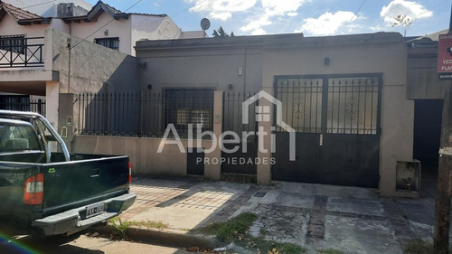 Venta - Excelente Casa Con Gran Fondo Libre Parquizado Y Pileta.