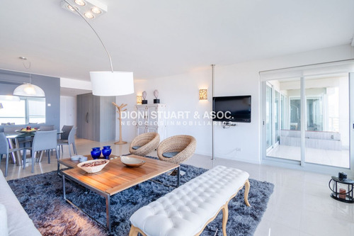 Moderno Apartamento Sobre Playa Brava En Torre Le Parc, Cuenta Con Dos Dormitorios Más Dependencia De Servicio. Punta Del Este