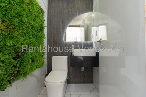 Casa Para Remodelar De Multiples Niveles En Venta Ubicada En Chaguaramos 25-17638