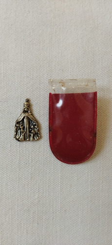 Medallita De La Virgen María En Su Estuche.
