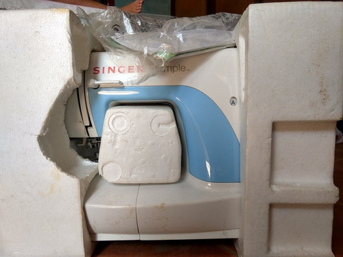 Imagen 2 de 4 de Máquina De Coser Singer Simple