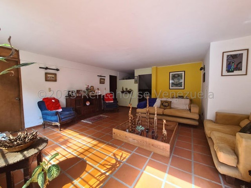 Amplia Y Comoda Casa Con Dos Niveles Y Muy Buena Distribución En Venta En El Cafetal, 25-4856