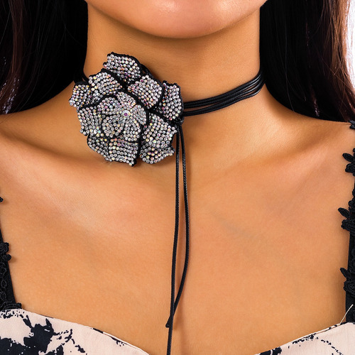 Collar De Cadena Larga Con Flores De Diamantes De Imitación