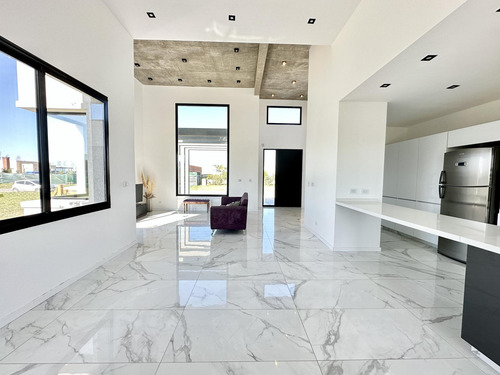 Casa En Venta 4 Ambientes En Una Planta Con Pileta - Barrio Privado San Lucas