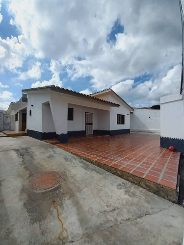 Inzitu Realtors Vende Casa En Valles De Camoruco Kl