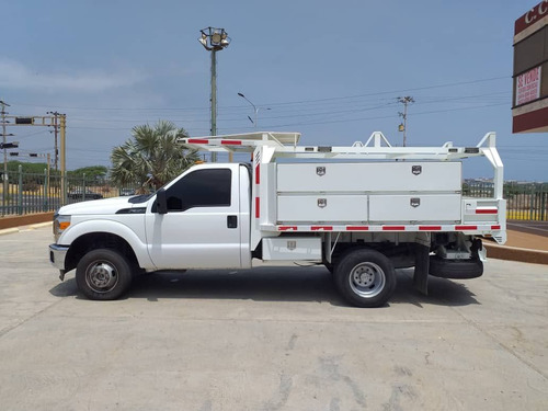 Imagen 2 de 14 de Ford F-350 4x4 Gas Activo Servicios Eléctricos