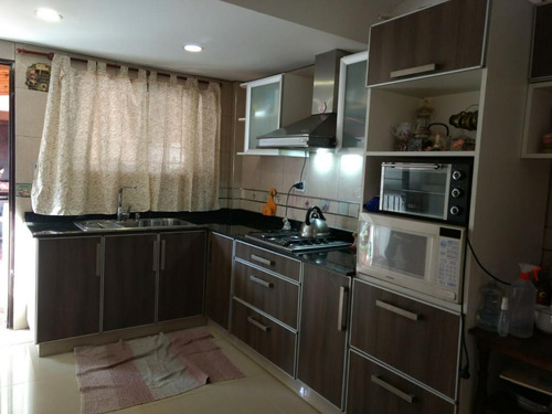 Imagen 5 de 16 de Casa En Venta 4 Ambientes- Villa Tesei- Con Buen Fondo Libre- Permuta Mayor Valor