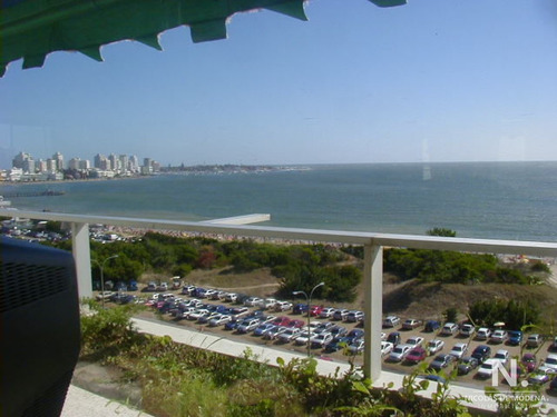 Venta Apartamento De 3 Dormitorios En Playa Mansa, Primera Línea Frente Al Mar 