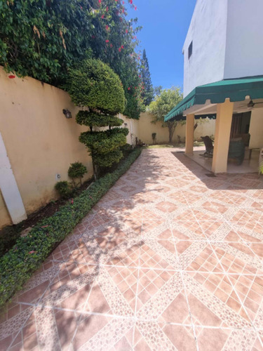 Hermosa Casa En Venta En Altos De Las Praderas