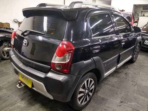 Imagem 10 de 12 de Toyota Etios Cross 1.5 16v Mec 5p 2014 Preto