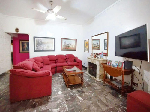 Espectacular Casa De 4 Ambientes Con Amplio Fondo Parque