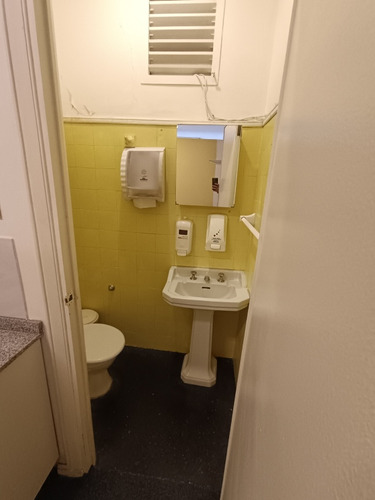 Zabala Y Piedras Oficina 65m2 Con Kitchenette Y Baño.