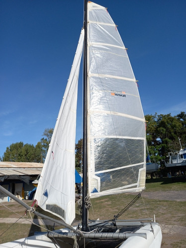 Catamarán Microcat 12