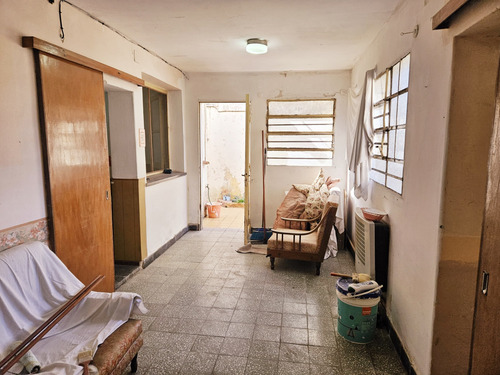 Excelente Casa De 3 Dormitorios Con Jardin En Barrio Correo