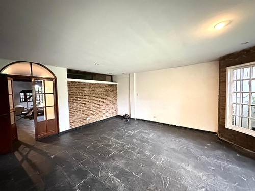 Casa En Venta En Adrogué Con Parque Arbolado