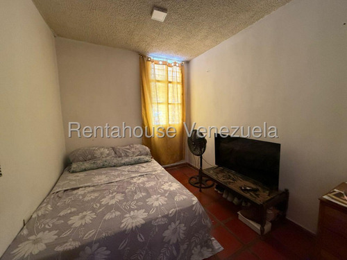 Raiza Suárez Vende Amplia Casa Ubicada En El Este De Barquisimeto 2 5 2 4 4 8 6 Con Área De Lavado, Cocina De Mampostería Y Con Fundaciones Para El Segundo Nivel.