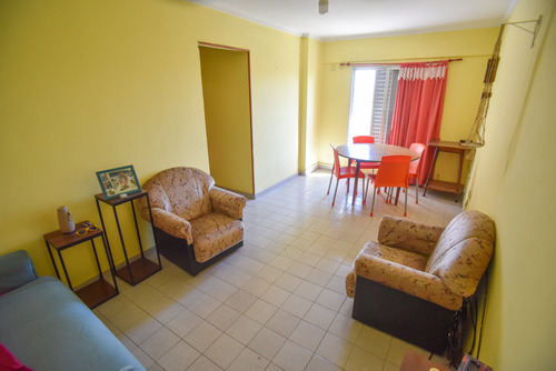 Departamento De 2 Dormitorios Y Cochera En Venta