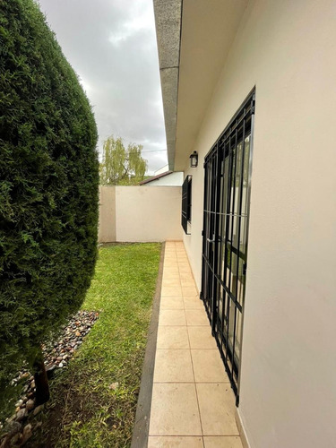 Casa En Venta - 2 Dormitorios 1 Baño - Cochera - 99mts2 - Adrogué