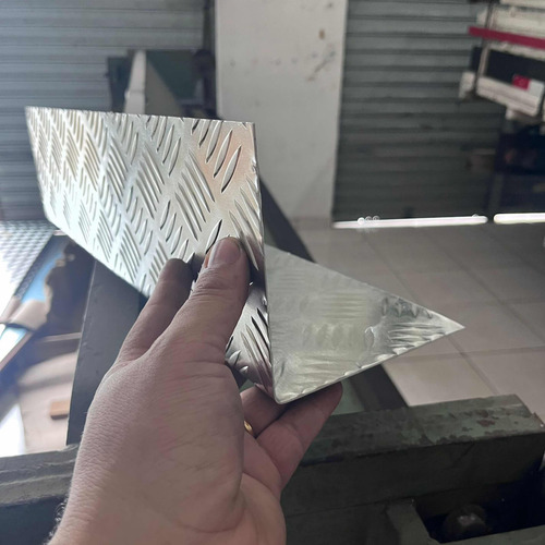 Cortes E Dobras De Chapas De Alumínio Xadrez E Liso