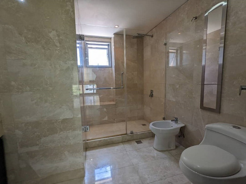 Imagen 19 de 20 de En Alquiler Bello Apartamento Las Mesetas 210 M2