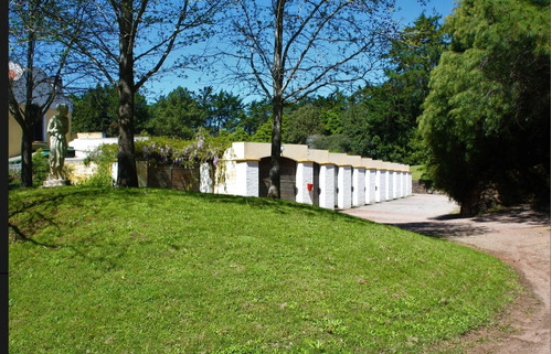 Barrio Golf De Punta Del Este, Esquina De Avenida Aparicio Saravia Y Avenida Del Golf.