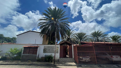Re/max 2mil Vende Town House En El Conjunto Residencial La Lagunita,  Urbanización Brisas De Juan Griego. Isla De Margarita, Estado Nueva Esparta  