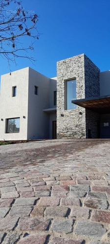 Imagen 3 de 18 de Hermosa Casa A Estrenar Con Salida Al Agua - El Canton