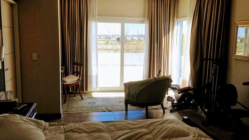 Imagen 20 de 25 de Moderna Casa En Venta Con Pileta Sobre El Golf, El Canton