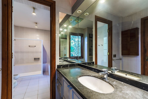 Casa En Venta De 5 Dorm. En Las Condes