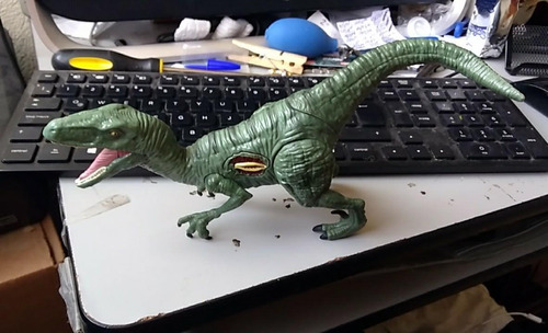 2015 Hasbro Jurassic World Velociraptor Chomping Sounds 23cm