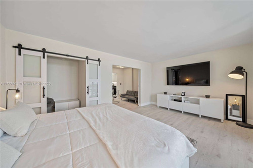 Alquiler Departamento Miami Beach 2 Amb/ Playa Y Cochera Roney Palace / 1 Hotel Complejo 5 Estrellas. 3 Piscinas, Jacuzzi, Acceso Directo A La Playa 5 Cuadras De Lincoln Road. 2301 Collins Ave.