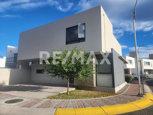 Casa De Autor En Venta Con Recámara En Pb En Condesa Juriquilla Rcv230911-mn