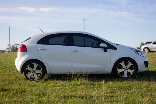 Kia Rio Hb 2015 Con Multimedia Android