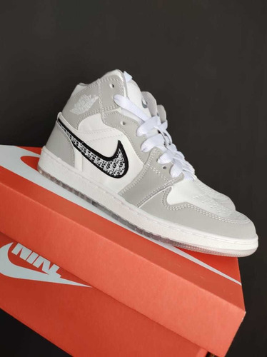 Imagen 2 de 4 de Jordan 1 Retro Gris Blanco Tenis