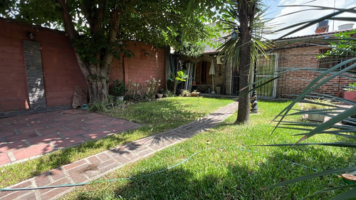 Casa Con Departamento - Cochera Jardin Y Parrilla - Permuta