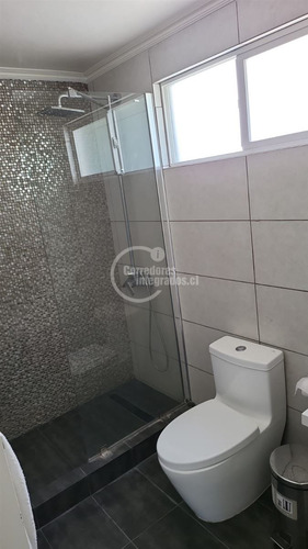 Casa En Venta De 5 Dorm. En Colina