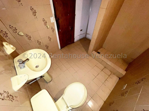 Casa En Alquiler Con Amplios Espacios En San Ignacio Maracay Estacionamiento Techado Agua Constante Estef 25-3327