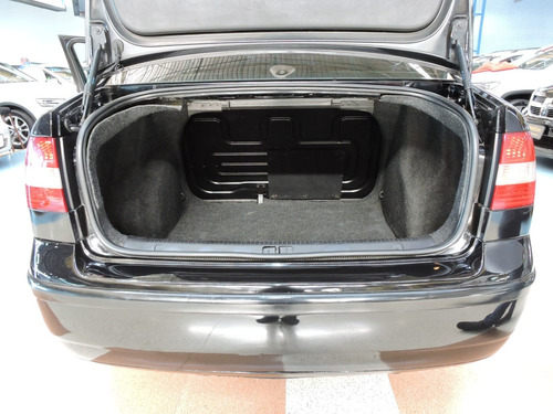 Volkswagen Polo Sedan 1.6 Mi 8v Flex 4p Manual