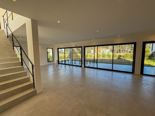 Casa En Venta En Santo Tomas, Pilar, G.b.a. Zona Norte
