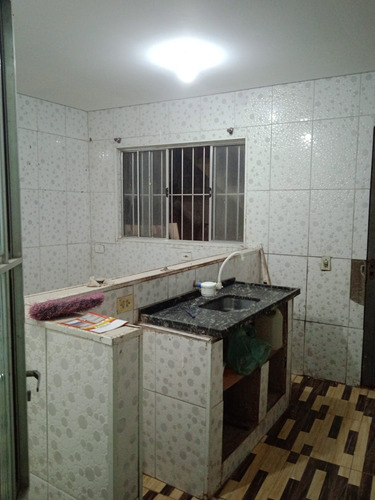 Casa Com Garagem 3 Cômodos Com Banheiro