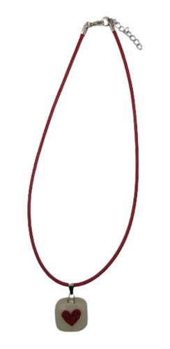 Imagen 3 de 4 de Collar Chico De Vidrio Y Caucho Corazón Rojo