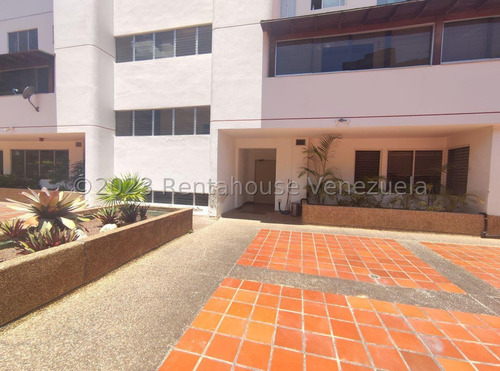 Ms: 25-12508. En Venta Amplio Apartamento En Colinas De Valle Arriba, A= 174 M2, 3h, 4b, 4p.
