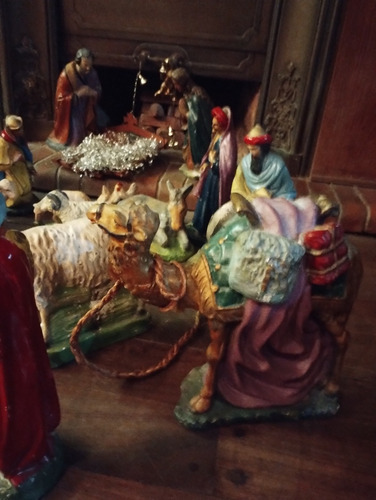 Pesebre Navideño Con Figuras 30cm Maria Camellos Reyes Magos (Usado)