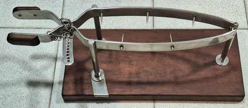 Gran Jamonero Español Acero Con Base De Madera 59 Cm B400 (Usado)