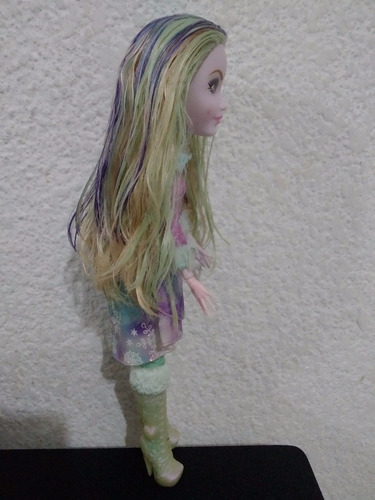 Muñeca Ever After High Cristal Winter Barbie (Usado)