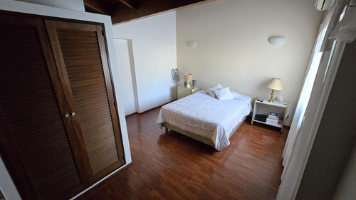Solido Duplex De 4 Ambientes Con Cochera Y Jardin En Venta. Olivos