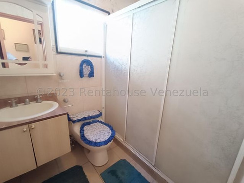 Jip 25-14065. Rentahouse Vende Comoda Casa De 236 Mts2, 5 Hab, 3 Baños, 2 P/e. Urbanismo Cerrado Con Vigilancia. Urb La Floresta. La Victoria.