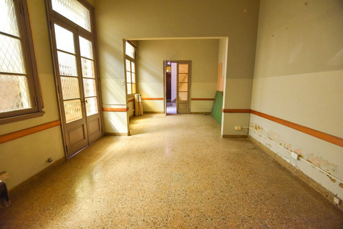 Venta - Casa De Estilo Ideal Instituciones. 400 M2