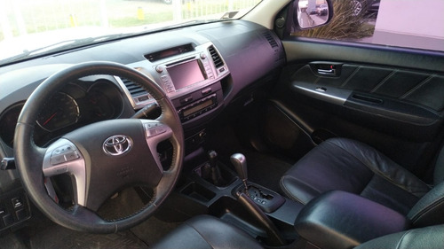 Imagen 9 de 12 de Toyota Hilux Srv 4x4 At Pack